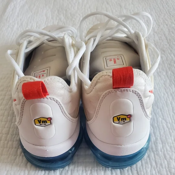 🚨Nike Air Max Mens White and Red Sneakers🚨 - Picture 3 of 5